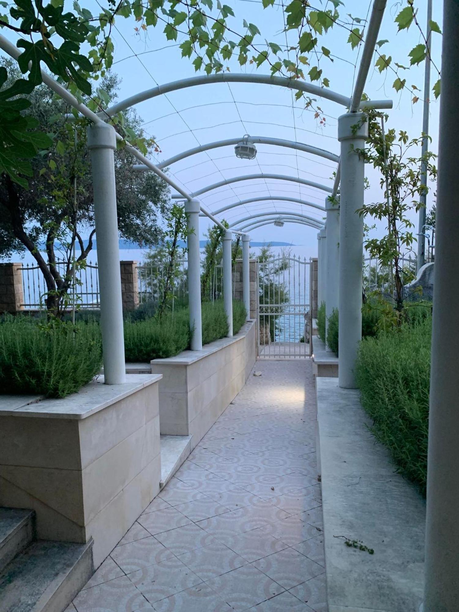 Luxury Seaside Villa With A Classic Mediterranean Olive Garden, A Fully Equipped Professional Kitchen, Pool, Sauna, Padle Boards And Canoe - Miolin Beach House Trogir Exterior foto